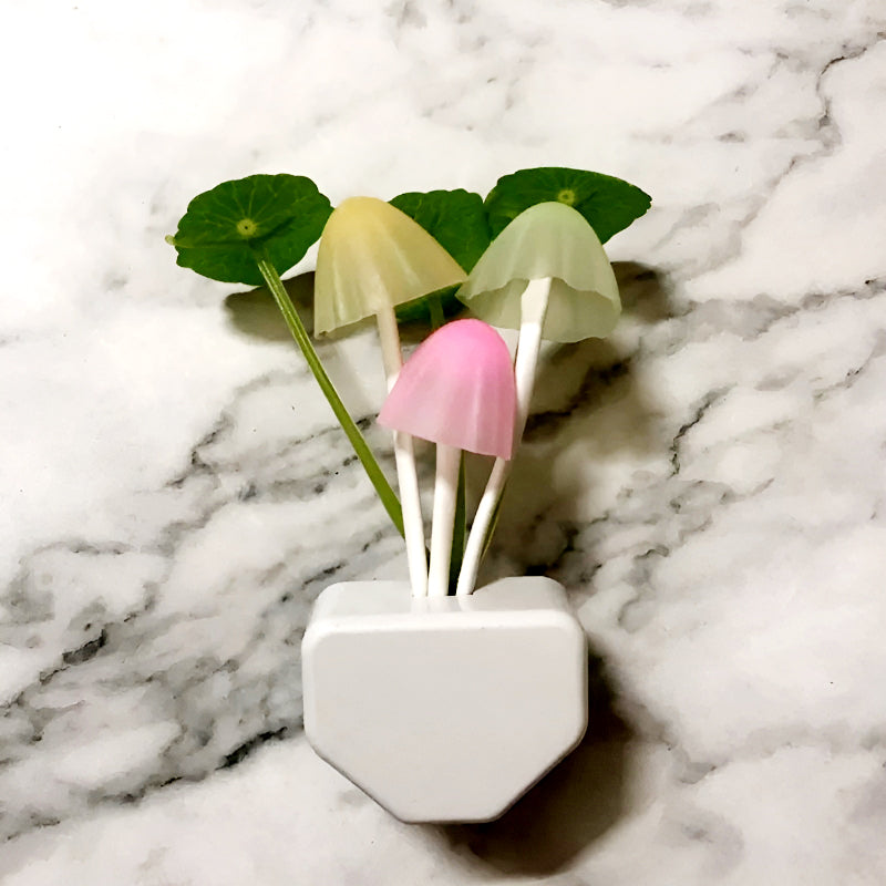 Automatic LED Mushroom Night Light – Color-Changing Sensor Lamp with Dusk-to-Dawn Auto On/Off, Plug-in Night Light for Kids Room, Nursery, Bedroom & Home Decor